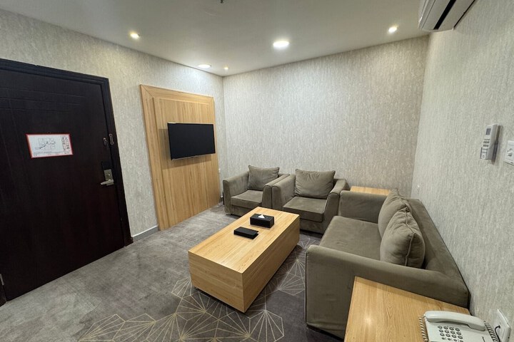 Room 33 of 47