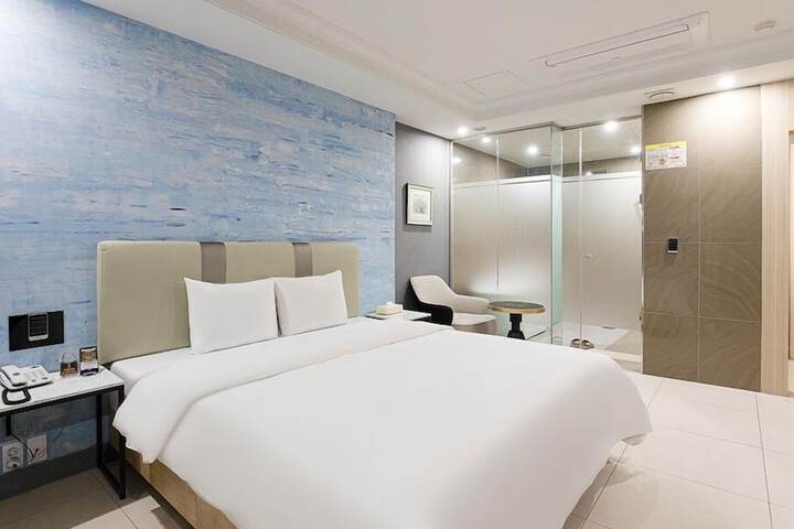 Room 3 of 90
