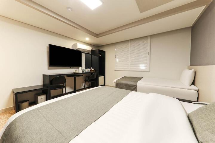 Room 15 of 42