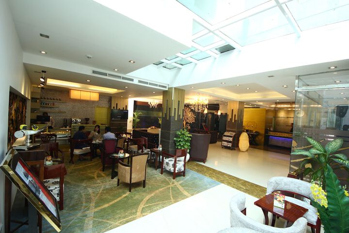 Hotel 2 of 100