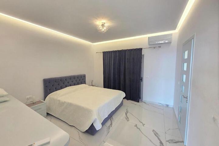 Room 13 of 48