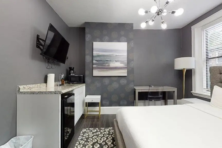 Room 4 of 8