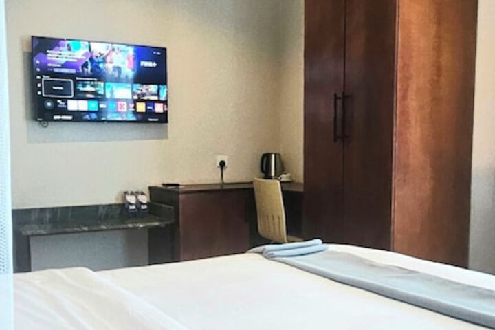 Room 5 of 14