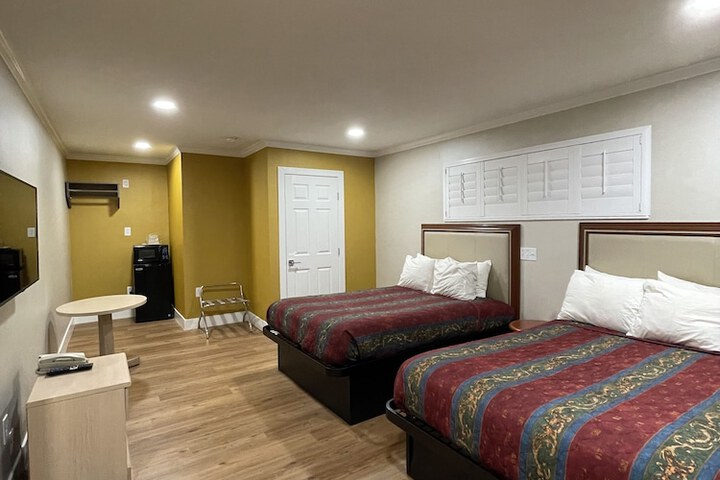 Double Deluxe Queen Bed (7 of 10)