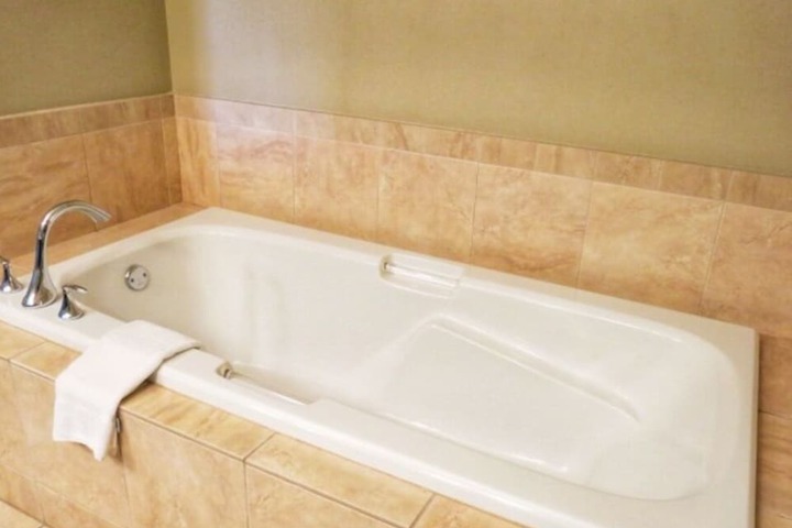 Deep soaking bathtub