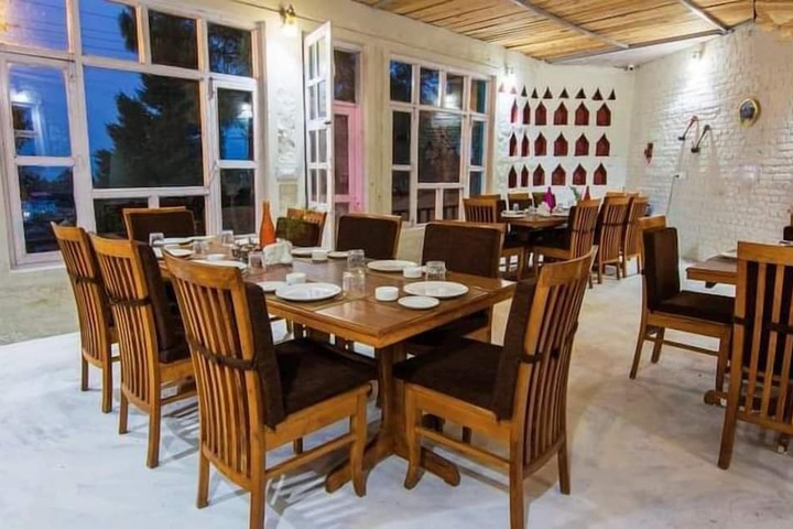 Dining 7 of 18