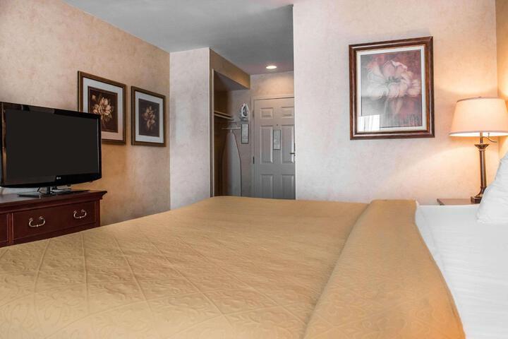 1 King Bed (2 of 9)