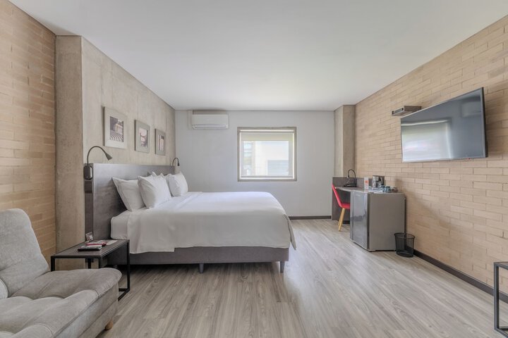 Room 6 of 19