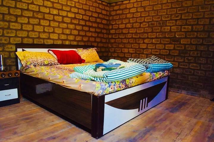 Room 4 of 36
