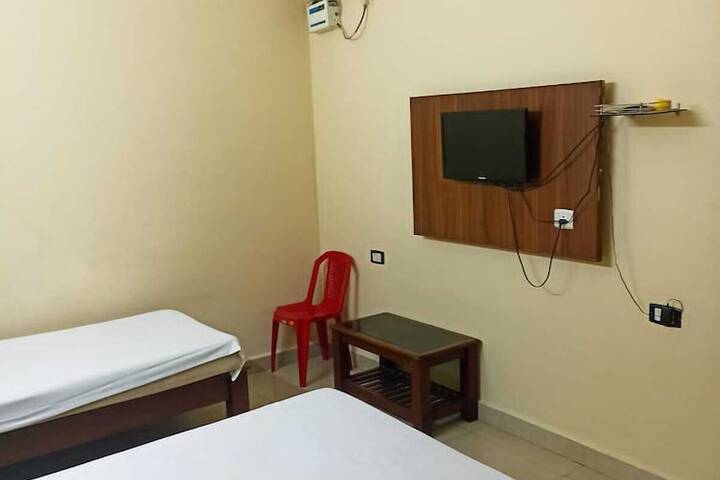 Room 7 of 12