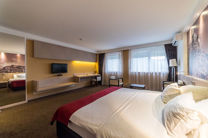 Room 26 of 103