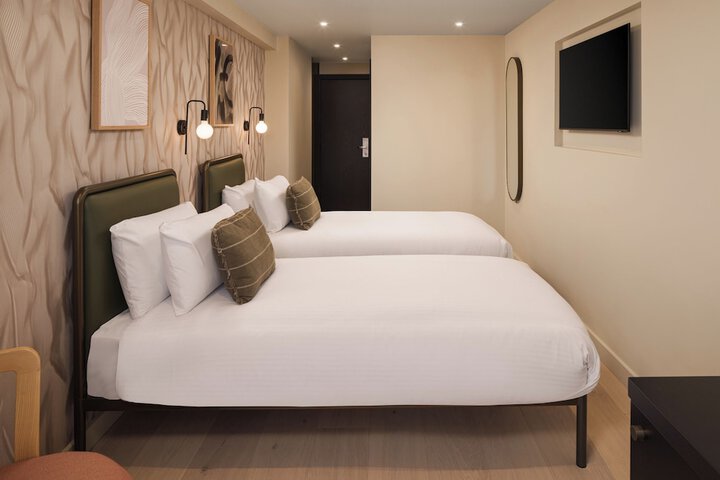 Room 32 of 58