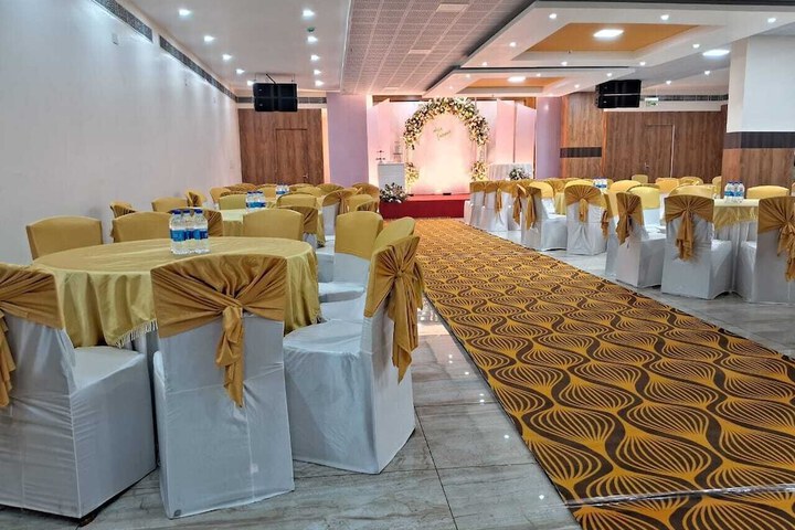 Ballroom/Hall 16 of 17