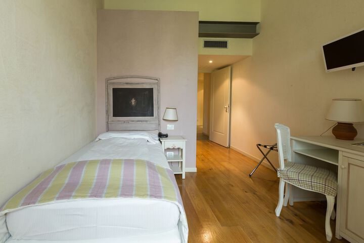 Room 6 of 75