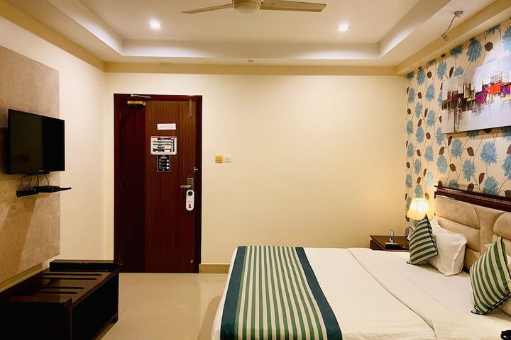 Room 11 of 28