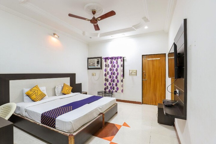 Room 6 of 11