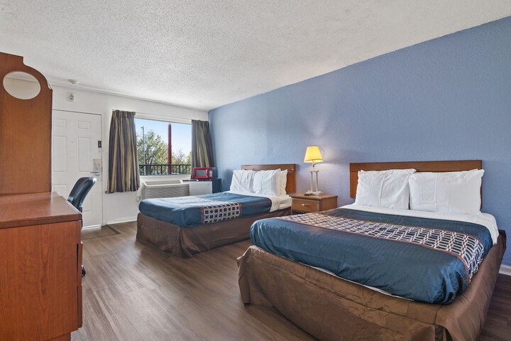 2 Double Beds (2 of 3)
