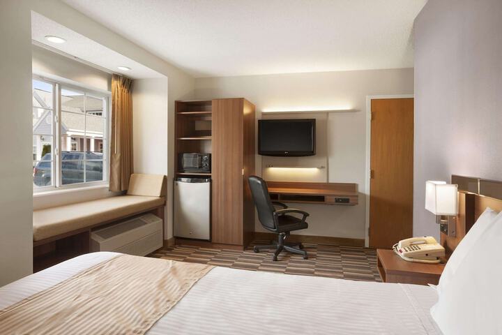 1 Queen Bed (9 of 14)