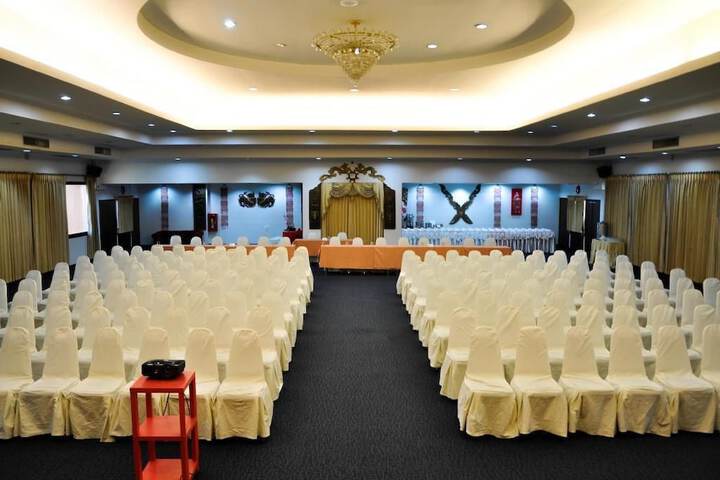 Ballroom/Hall 71 of 82