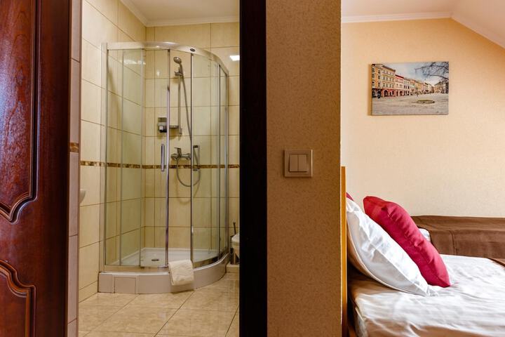Room 32 of 63