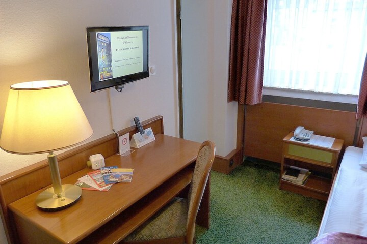 Room 28 of 50