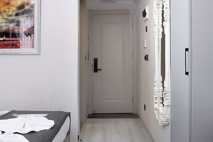 Room 9 of 104