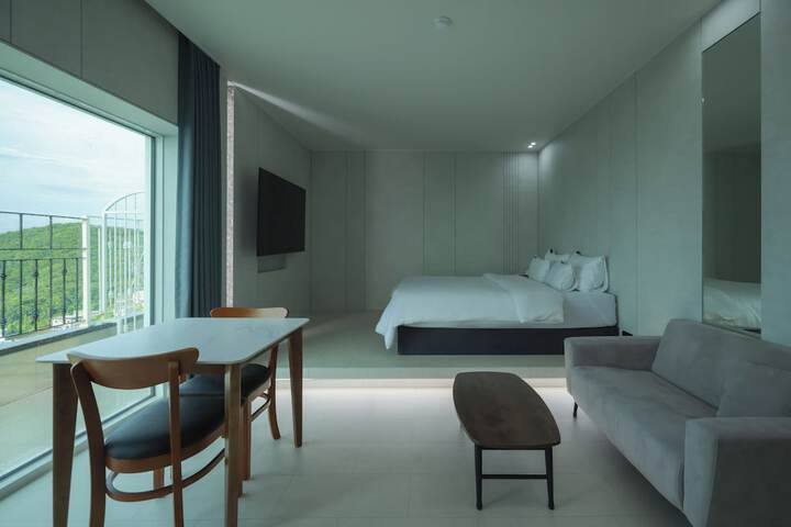Room 14 of 80
