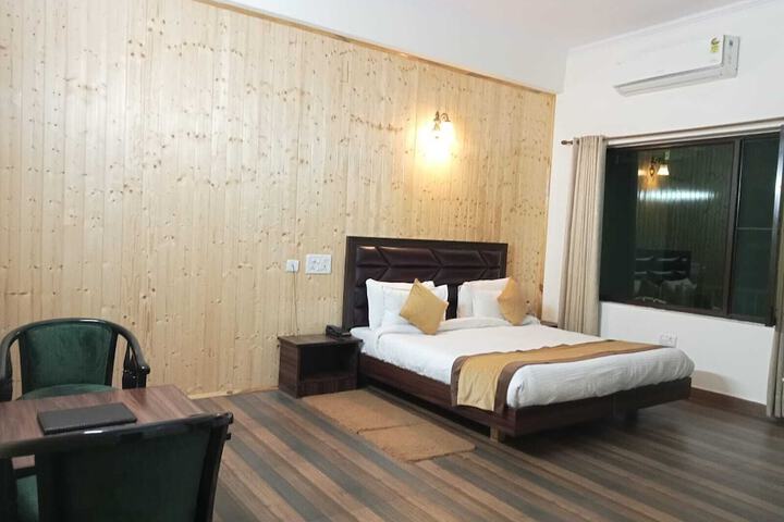 Room 6 of 10