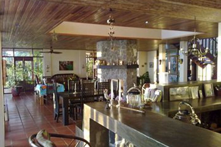 Lounge 8 of 11