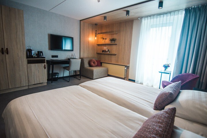Room 11 of 103