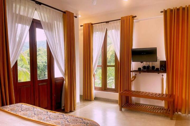 Room 4 of 12