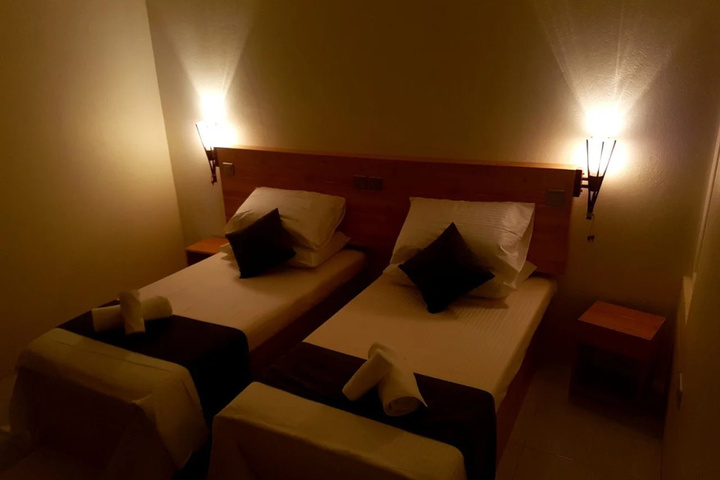 Room 10 of 27