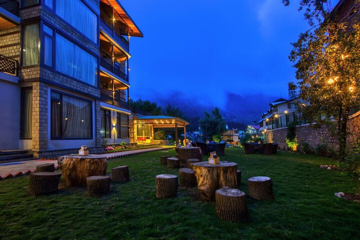 Hotel Exterior 74 of 76