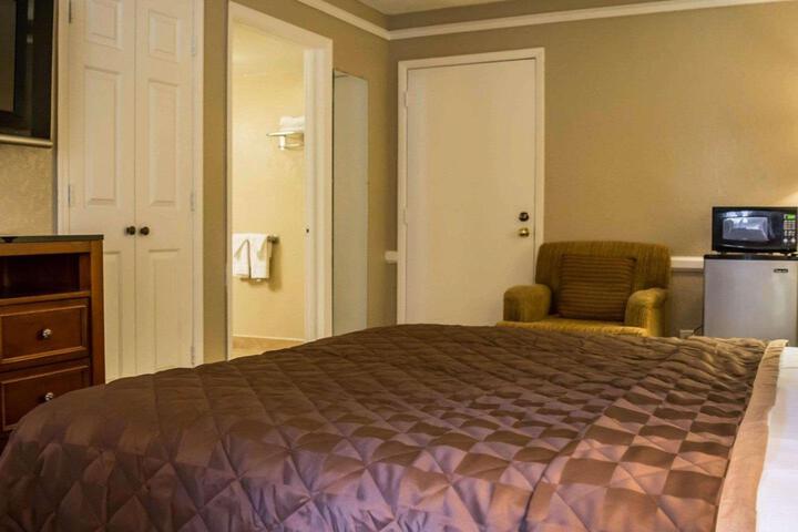 1 King Bed (11 of 19)