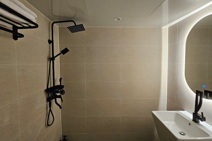Room 6 of 6