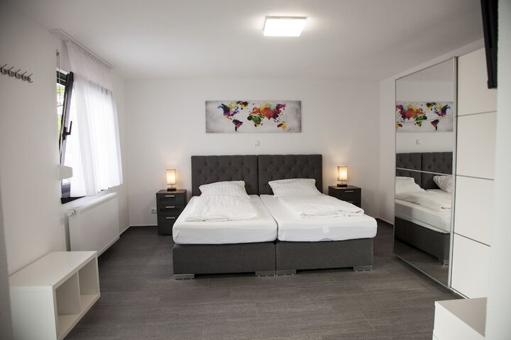 Room 9 of 76