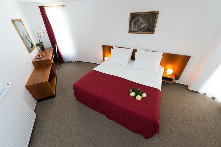 Room 3 of 32