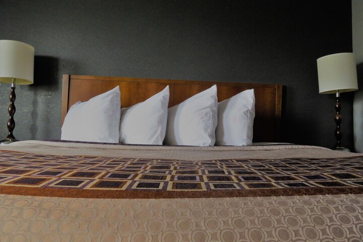 1 King Bed (4 of 10)