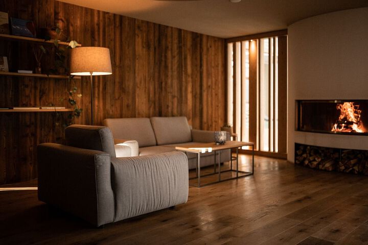 Lounge 32 of 41
