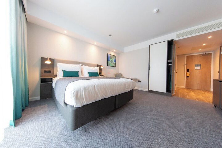 Room 33 of 120