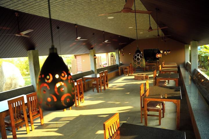 Dining 6 of 8