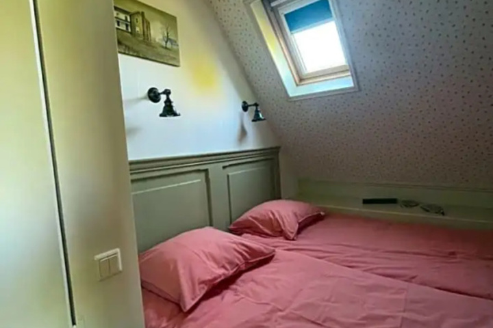 Room 4 of 10