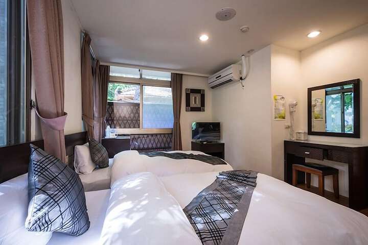 Room 4 of 25