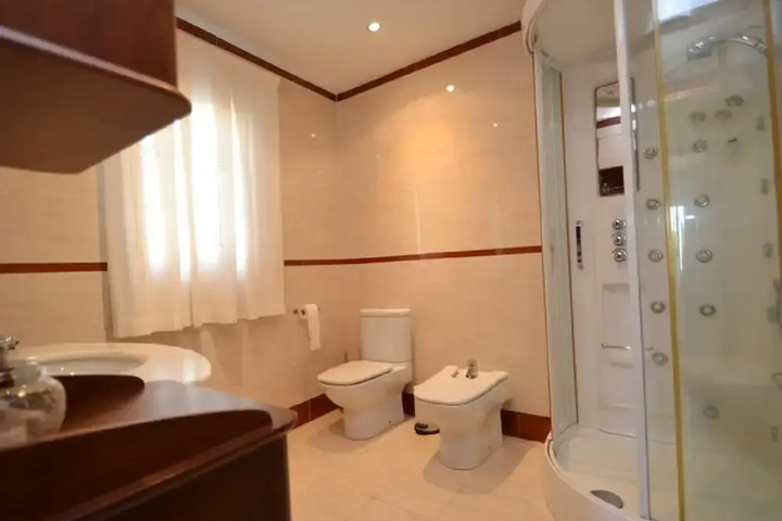 Room 8 of 12