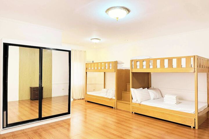Room 45 of 182