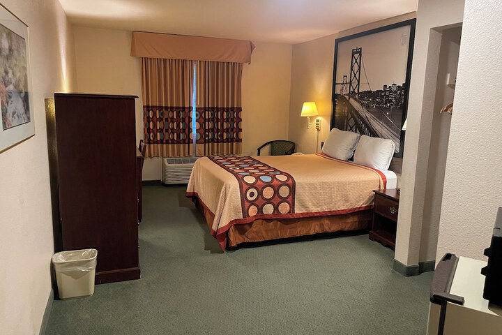 1 Queen Bed Mobility Accessible (3 of 11)