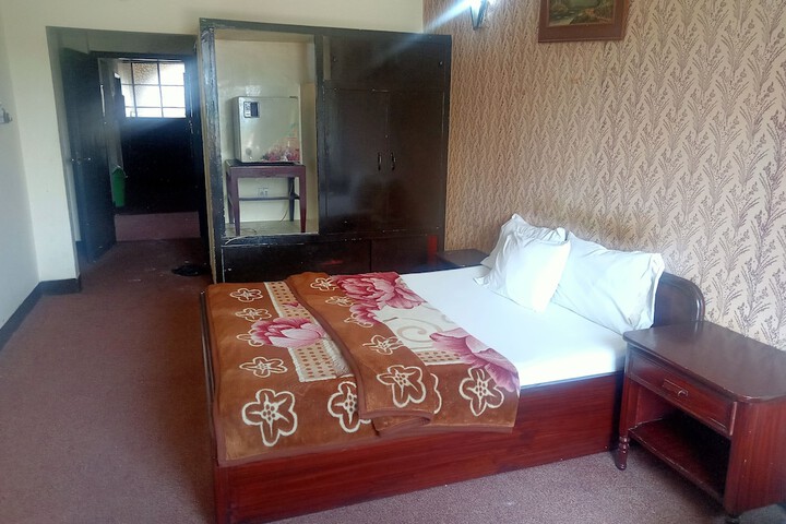 Room 10 of 18