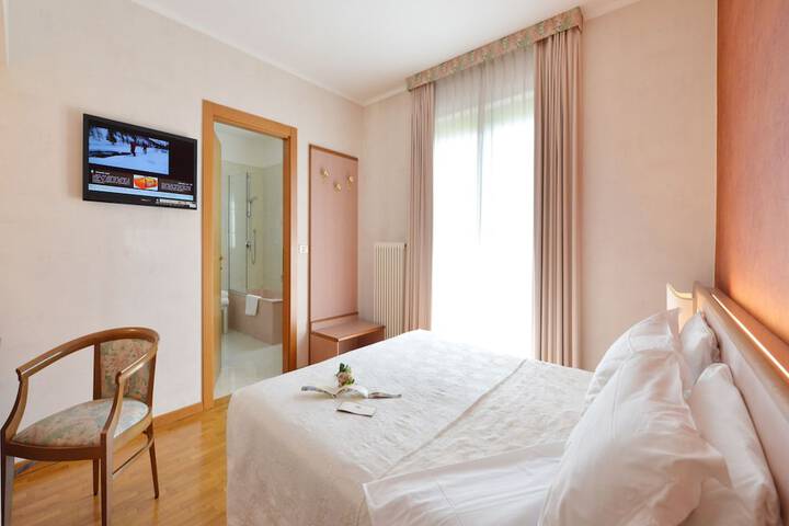 Room 8 of 33