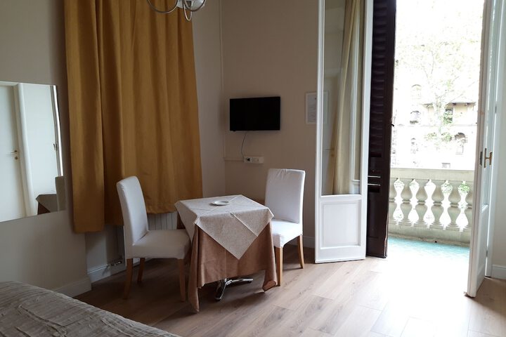 Room 18 of 103