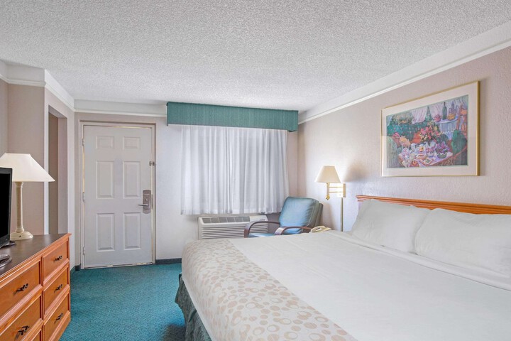 1 King Bed (5 of 16)